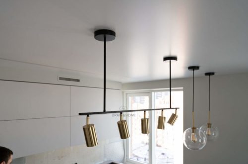 Натяжной потолок в современном интерьере с интегрированной подсветкой от Brain & Home.