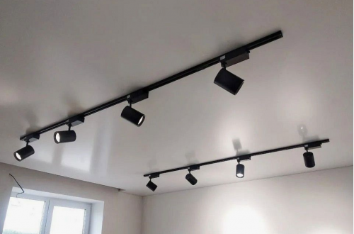 Трековые светильники в современном интерьере с направленным освещением.