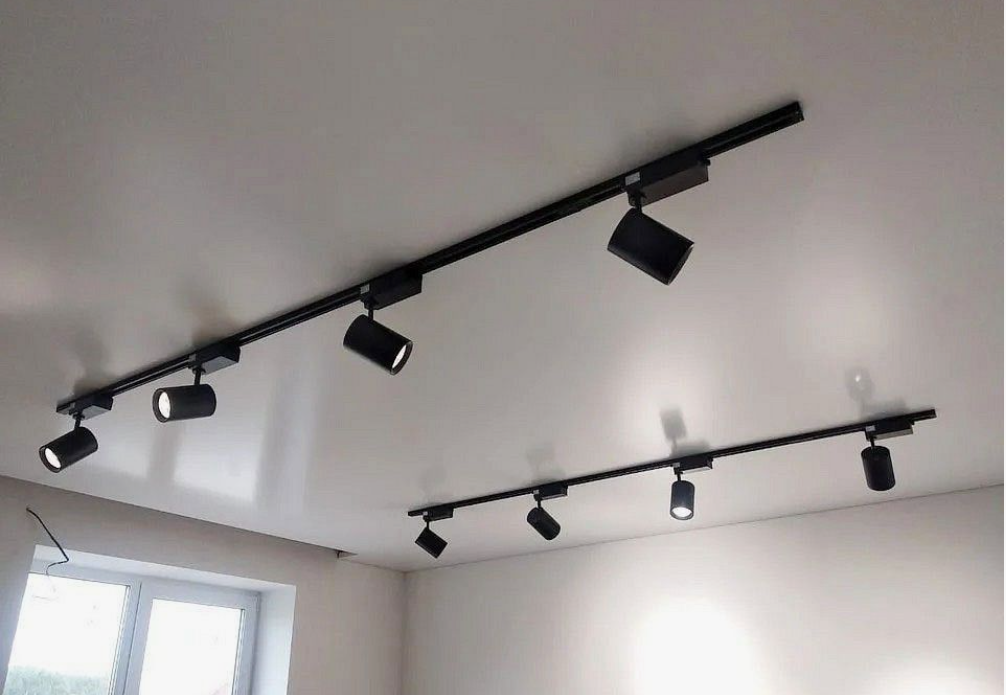 Трековые светильники в современном интерьере с направленным освещением.